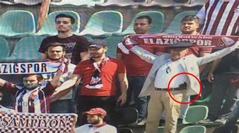 Denizlispor Elazığspor maçında bir taraftar belinde silahla tribüne girdi