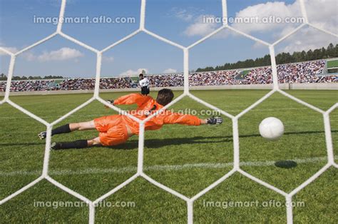 サッカー ゴールの瞬間の写真素材 129060013 イメージマート