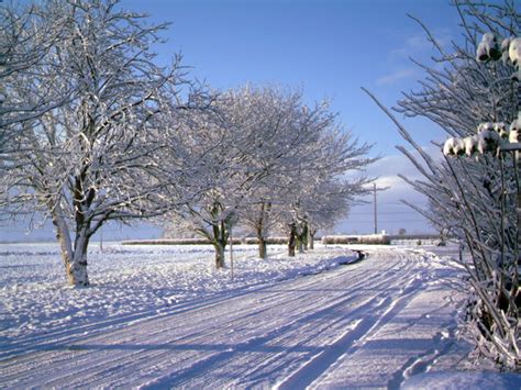 Winter scene on Luddington Road © Glyn Drury :: Geograph Britain and ...