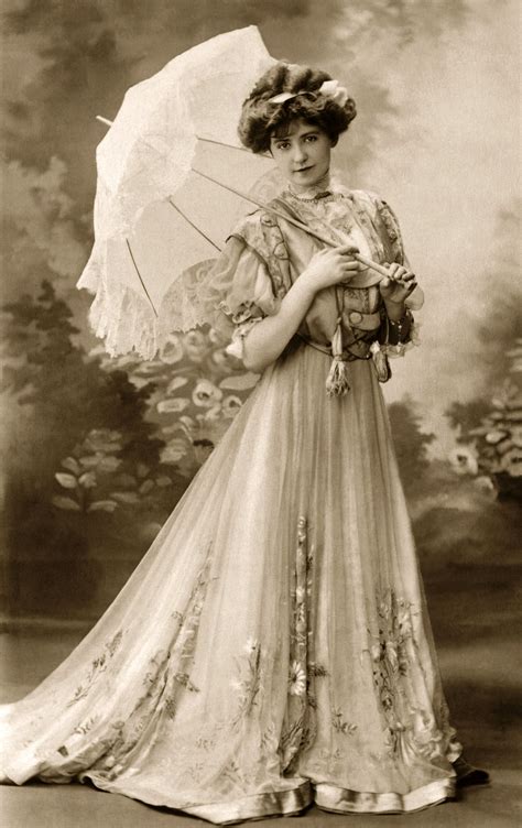 Victorian Era Gown With Parasol Moda Eduardiana Moda Vitoriana