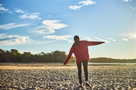 無料画像 ビーチ 風景 森林 砂 海洋 地平線 人 女の子 女性 日没 太陽光 朝 波 夏 休暇 ツーリスト モデル 旅行者 島 ジョギング 海岸