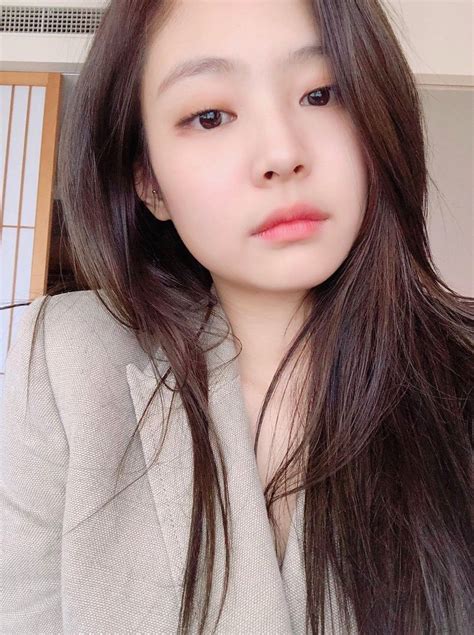 Open wallpapers on mobile, let load, and screenshot for best quality! BLACKPINK - Jennie #kpop #selca | Jennie, Kim jennie ...