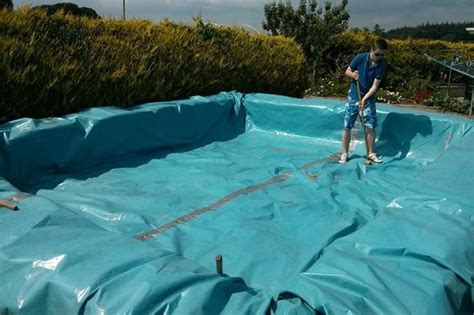 Three Irish Lads Build Their Own Swimming Pool From Bales Of Hay