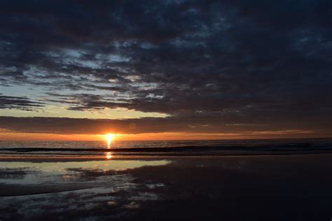 夕日が沈む海岸で、金色に輝くリフレクションを撮る | アローの野帳