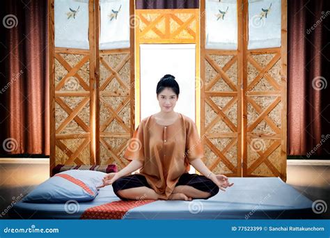 Thaise Massage Spa Mooie Aziatische Vrouwen Wachtende Masseur Stock Afbeelding Image Of