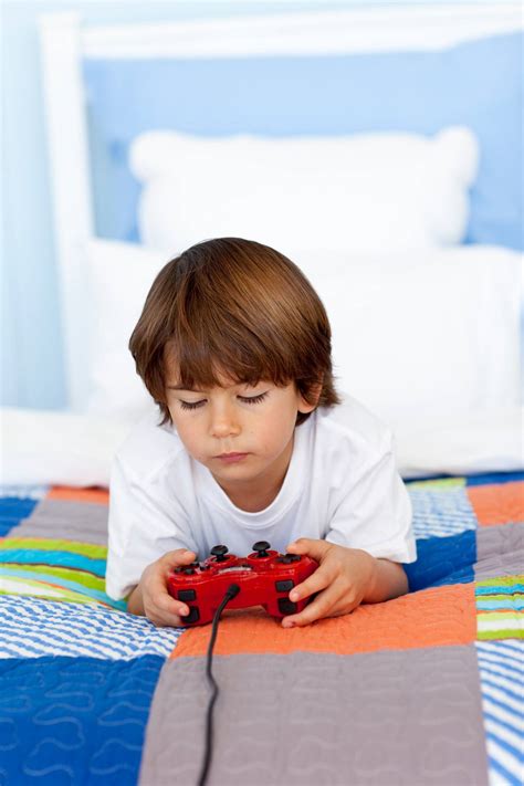 Imagenes sobre un niño jugando con los videojuegos / ganar dinero y premios jugando videojuegos gratis. Los videojuegos y la educación - Método Montessori