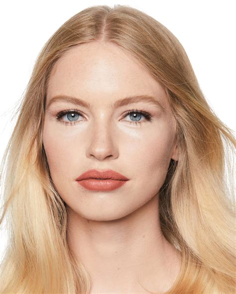 Помада Charlotte Tilbury Look Of Love K I S S I N G Lipstick Nude