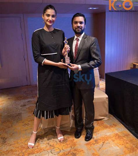 Sonam Kapoor Receives The I Am Woman Award Boldsky