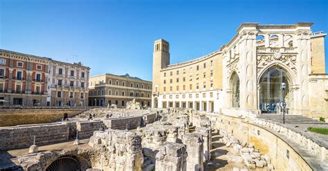 Atmosphere and cuisine are the main attractions here, with rustic apulian cuisine on offer at the countless wine bars and cafes spilling onto the city's cobblestone lanes. Audioguide LECCE für Android und iPhone (DE) | MyWoWo