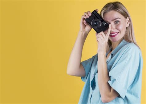 Mujer Tomando Una Foto Copia Espacio Foto Gratis