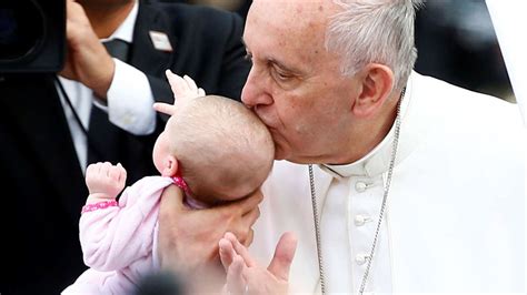 Gehirn Tumor Von Baby Schrumpft Nach Papst Kuss
