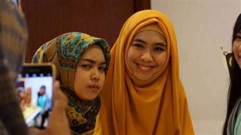 Kini, keluarga menanti kepulangan ria ricis untuk datang sebelum sang ayah disemayamkan hari ini. Oki Setiana Dewi dan Ria Ricis Pamer Bisnis Camilan