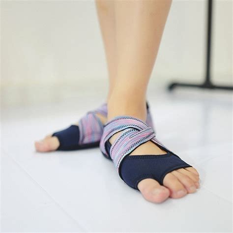 It also relieves fatigue in the legs and is therapeutic for the hips, knees, and feet. Non-Slip Yoga Shoes, Open Toe Grip Socks, Bellarina Shoes ...