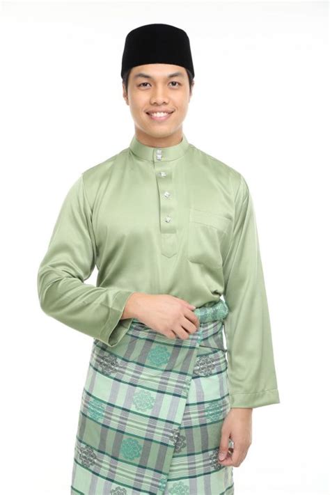 Untuk merayakannya anda, bisa memilihkan baju. Baju Melayu Lelaki Untuk Hari Raya 2019 - Omar Ali