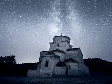 Download Wallpaper 1600x1200 Church Starry Sky Night Milky Way