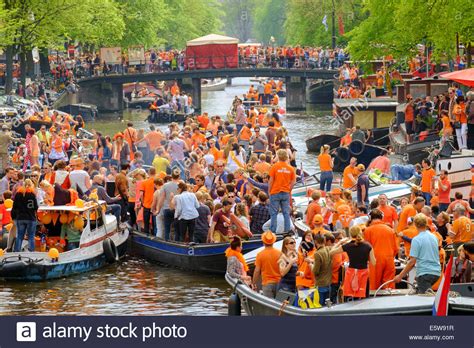 Beim pub crawl amsterdam geht's richtig ab. Nachtschwärmer gekleidet in orange füllen Amsterdams ...