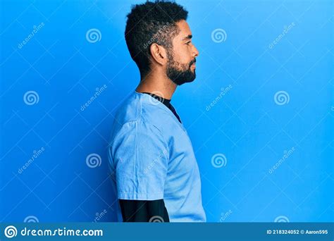 Guapo Hispano Con Barba Vistiendo Uniforme De Enfermero Masculino Azul