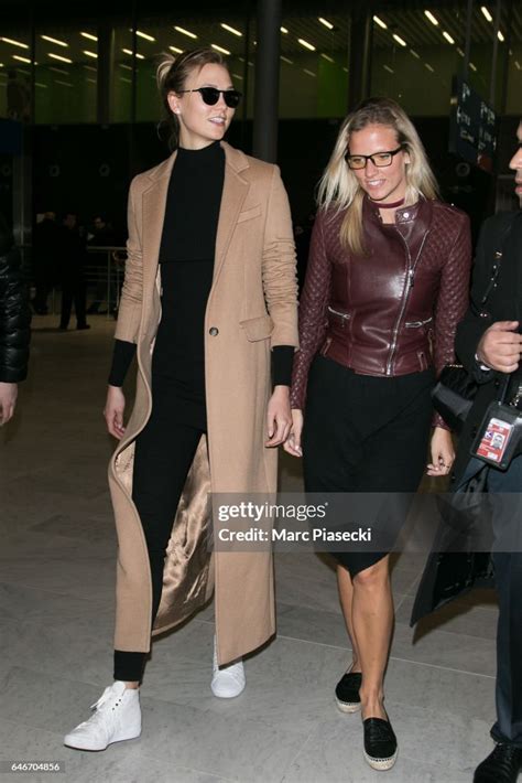 Model Karlie Kloss And Her Sister Kimberly Kloss Are Seen At Aeroport Nachrichtenfoto Getty