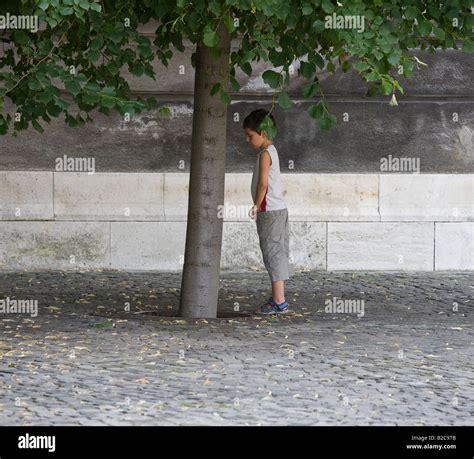 Boy Pissen Gegen Baum Stockfotografie Alamy