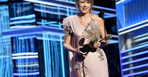 Taylor Swift Thanks Fans For Making Her Feel ‘understood’ At First Awards Show In Two Years