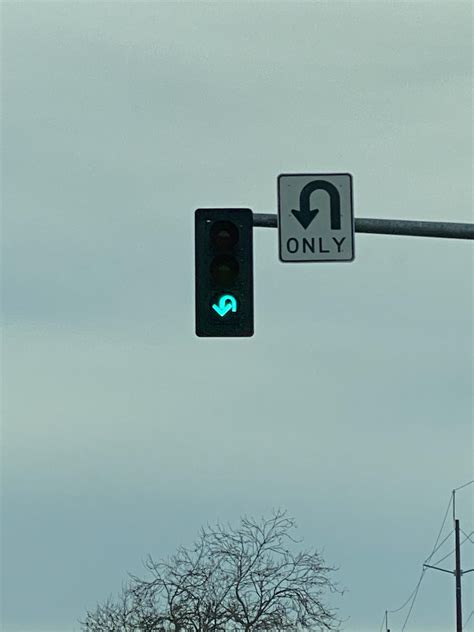 An actual u-turn signal in Sacramento, CA. : mildlyinteresting