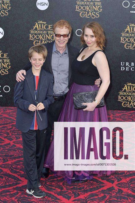 Danny Elfman Mit Sohn Oliver Und Tochter Mali Bei Der Premiere Von