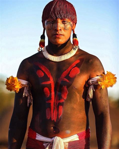 Indígena Da Etnia Kalapalo Na Aldeia Ahía No Parque Do Xingu Estado Do Mato Grosso Foto Por