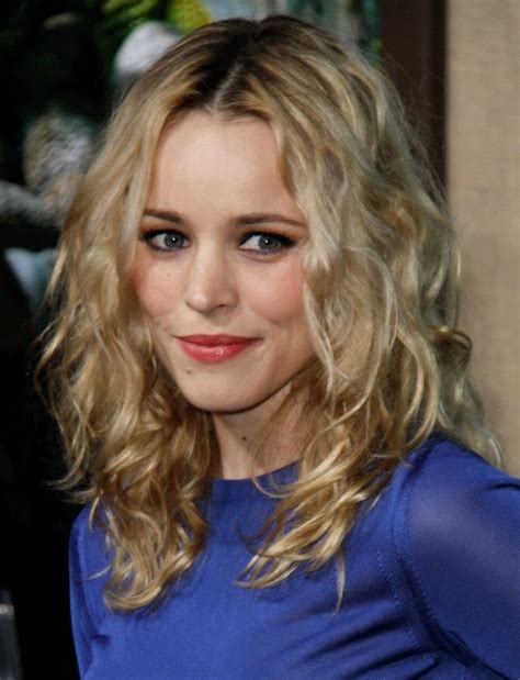 Rachel Mcadams Wearing A Long Hairstyle With Curl And A Beachy Vibe