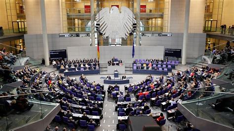 The bundestag was established by title iiib of the basic law for the federal republic of germany in 1949 as one of the legislative bodies of. Un élu allemand veut une loi pour l'expulsion des étrangers qui brûlent des drapeaux d'Israël ...