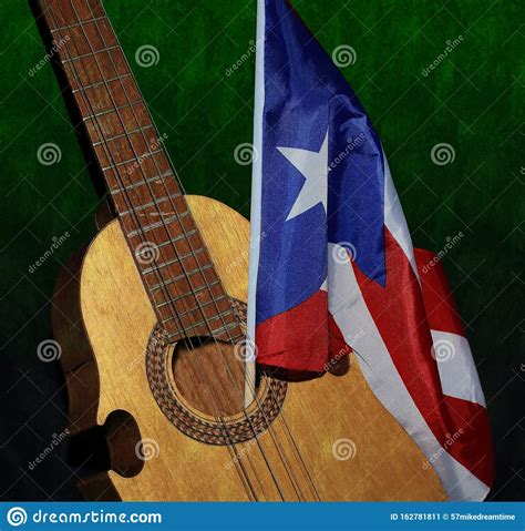 The christian flag is designed to represent all of christianity, but flown mainly by protestant churches in north america, africa, and latin america. Bild Eines Puerto Rico Cuatro Mit Flagge Stockbild - Bild ...
