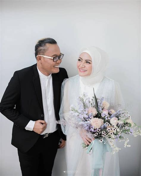 Bagaimana sobat dengan vidio yang kini sedang viral tersebut? Intip 6 Foto Prewedding Sule dan Nathalie Holscher yang ...