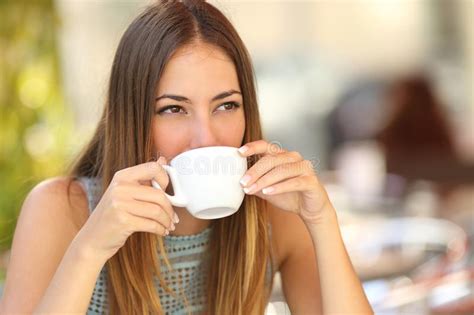 Pasażerska Kobieta Pije Kawę Podczas Taborowej Podróży Zdjęcie Stock Obraz Złożonej Z Kawa