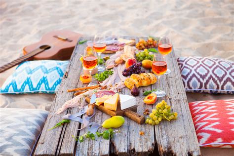 Pin By Julie Nyenkamp On Summer Lovin Picnic Food And Drink Beach