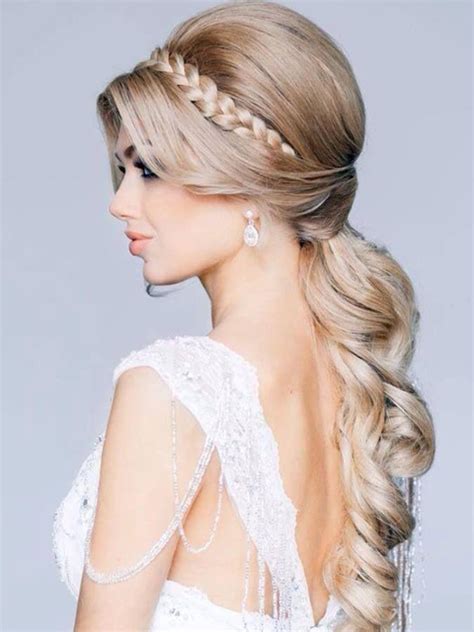 Model rambut pendek wanita orang tua. 14 Gaya Model Rambut Pesta Untuk Orang Gemuk 2016