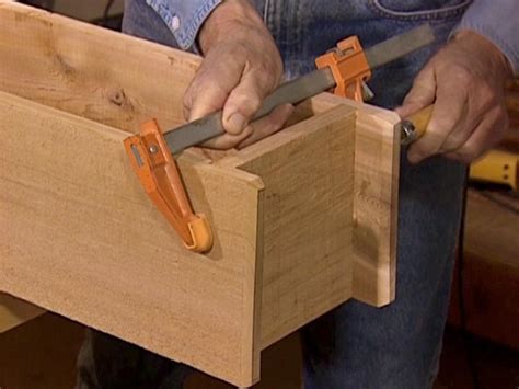 Build your own diy window box to add curb appeal and make your home exterior look amazing! How to Build a Window Box Planter | how-tos | DIY