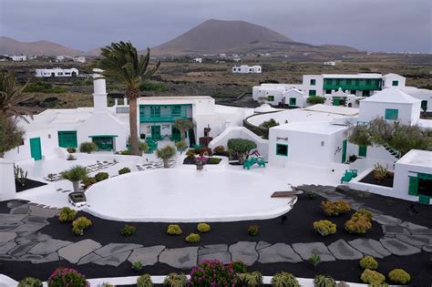 The whole island is characterized by its objects, all worthwhile to look at. Lanzarote Tour. Das Beste von Künstler César Manrique ...