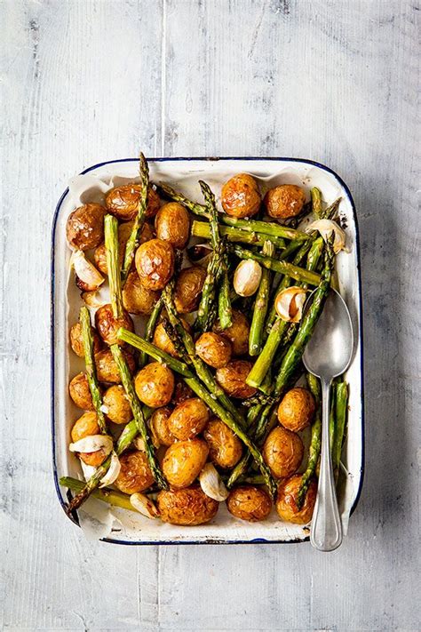 It is healthy, paleo, keto friendly and low carb and it tastes incredible. Roast new potatoes with garlic and asparagus | Spring ...