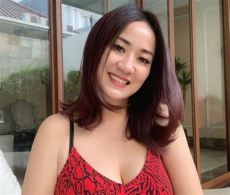 Pakai Tank Top Tante Ernie Disebut Ibu Cantik Hingga Netizen Gagal Fokus Smart News Tapanuli