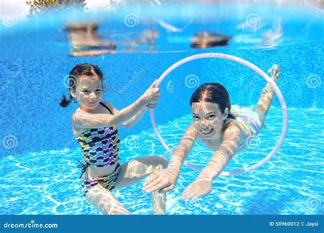 Los Niños Felices Nadan En Piscina Bajo El Agua Las Muchachas Que