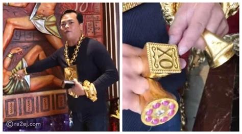 شاهد رجل أعمال يرتدي 13 كيلو غرام من الذهب يوميًا رائج