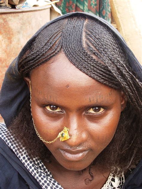 รูปภาพฟรี ผู้หญิงแอฟริกา ดมกางเกงในสาว แพลทินัมเผ่า คนแอฟริกัน ภาพ