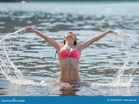 Chica En Bikini Rosa Jugando En El Agua De Mar Foto De Archivo Imagen