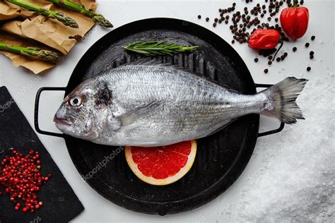 Raw Dorada Fish With Ingredients — Stock Photo © Derepente 85665268