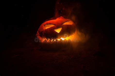 Halloween Pompoenenglimlach En Scrary Ogen Voor Partijnacht Sluit