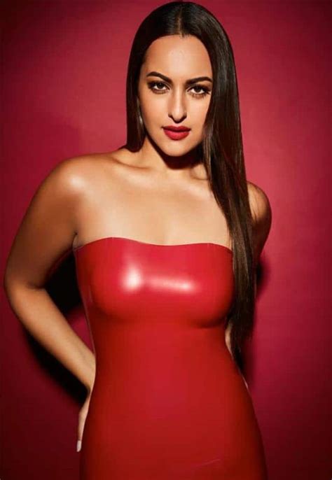 Photos See Beautyful Photos Of Sonakshi Sinha In Long Red Dress Photos लॉन्ग रेड ड्रेस में