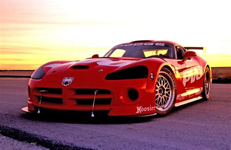When the very first 1992 dodge viper rt/10 went on sale to the public in january of 1992, it outwardly couldn't have been a simpler car. AUTO WORLD: Dodge Viper
