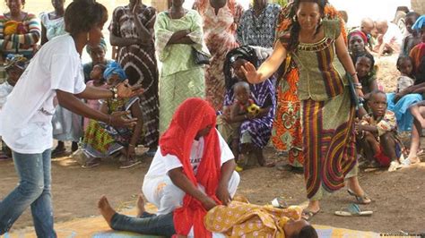 mutilação genital afeta metade das mulheres da guiné bissau dw 04 10 2012