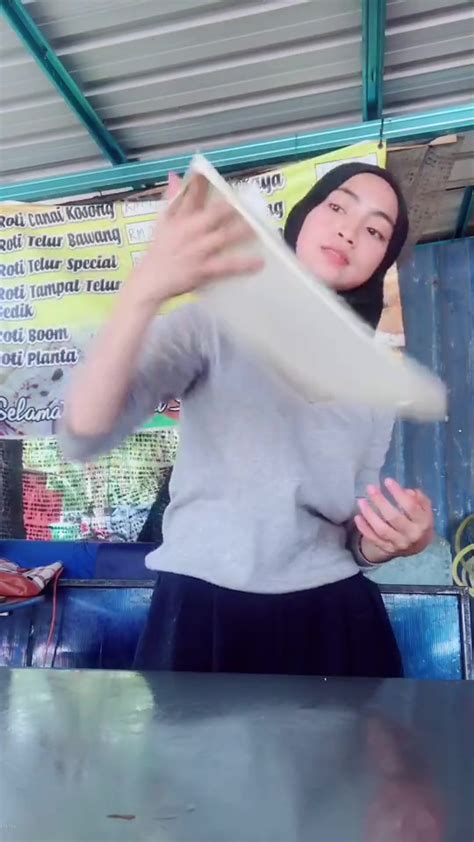 Video Ramai Terpukau Gadis Tayang Skil Tebar Roti Canai Guna Sebelah