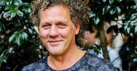 Van der spek (getrouwd, vier kinderen) gaat ver voor zijn programma, maar de scheidslijn is dun. Kees van der Spek deelt sneer uit aan politie | Show | AD.nl