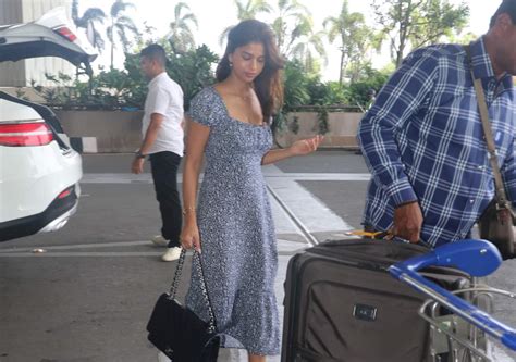 Shahrukh Khan Daughter Suhana Khan Flaunts Her Toned Figure Wearing A Tight Dress See Photos